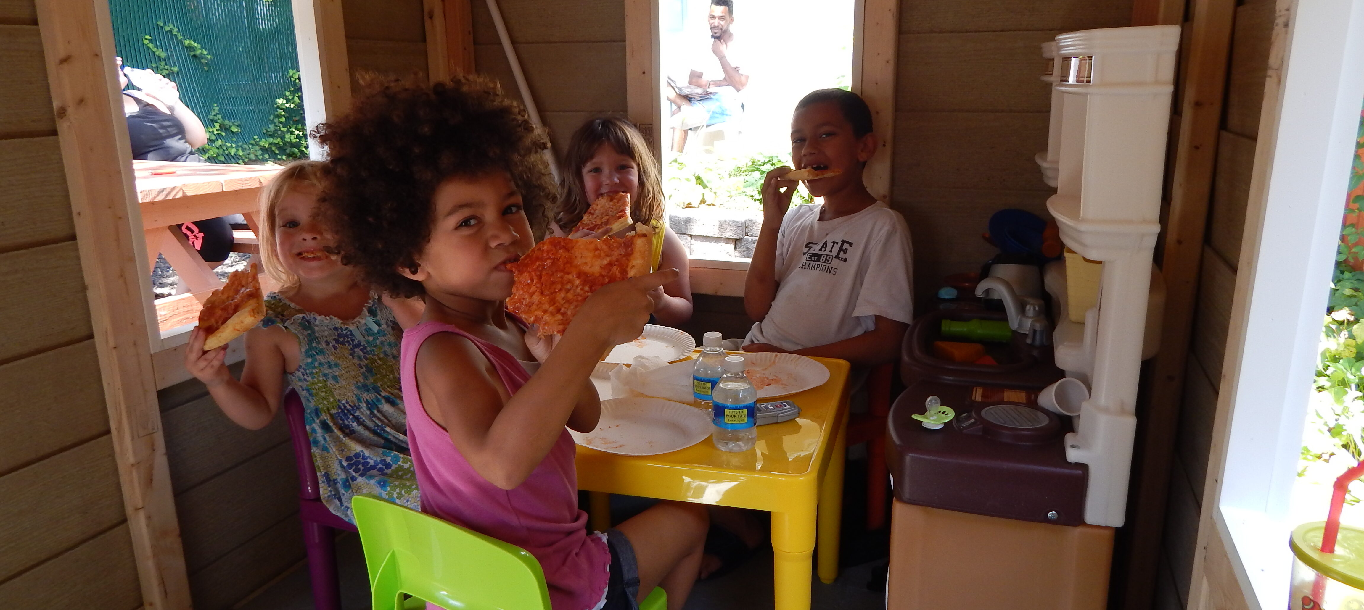 Kids eating pizza.dollhouse